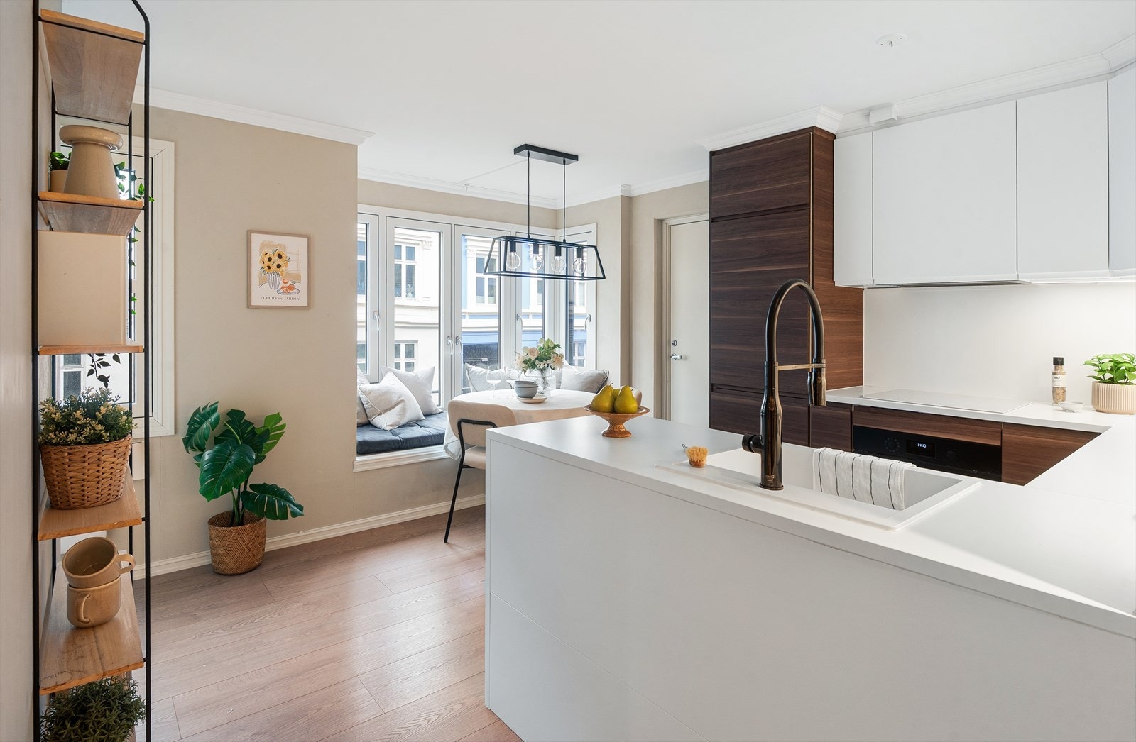 Kjøkkenet er utstyrt med integrert stekeovn, platetopp, oppvaskmaskin og kombinert kjøl/fryseskap. Galleribilde