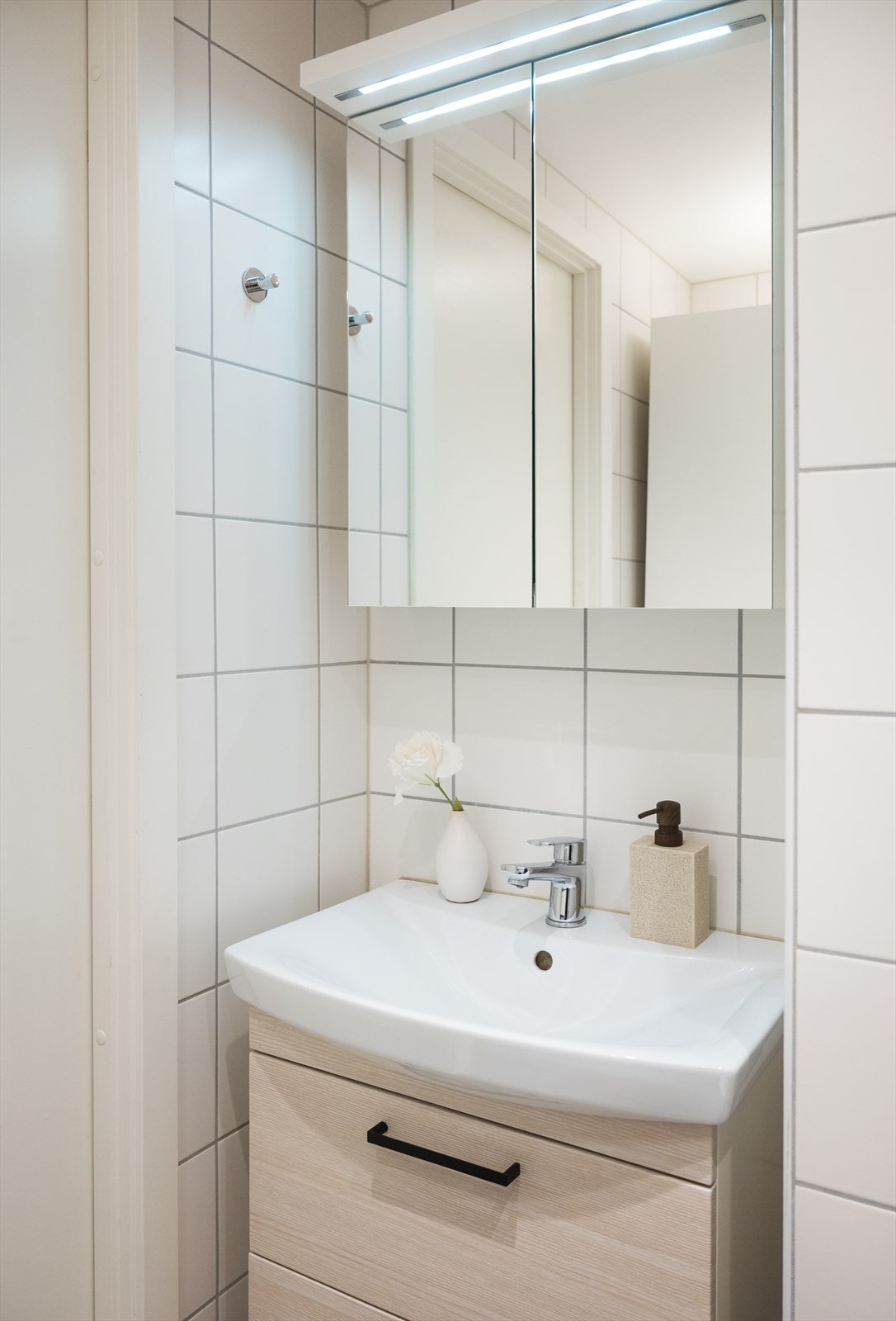 Servantinnredning med speilskap gir praktisk oppbevaring. Galleribilde