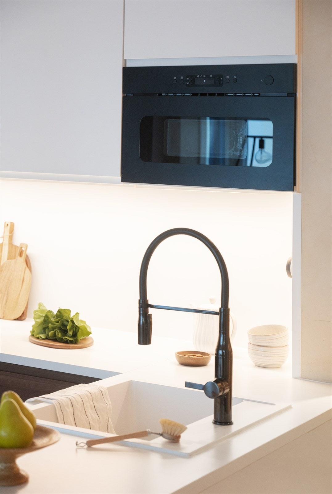 Ventilasjon sikres via en kjøkkenventilator med kullfilter. Galleribilde