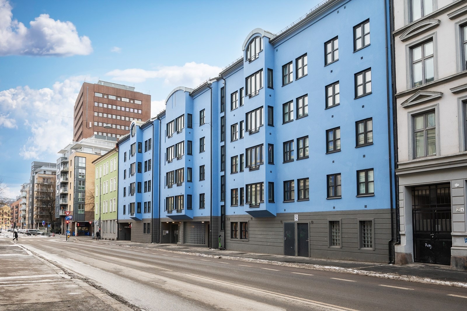 Bygården fra 1991 har en pusset og malt betongfasade. Galleribilde