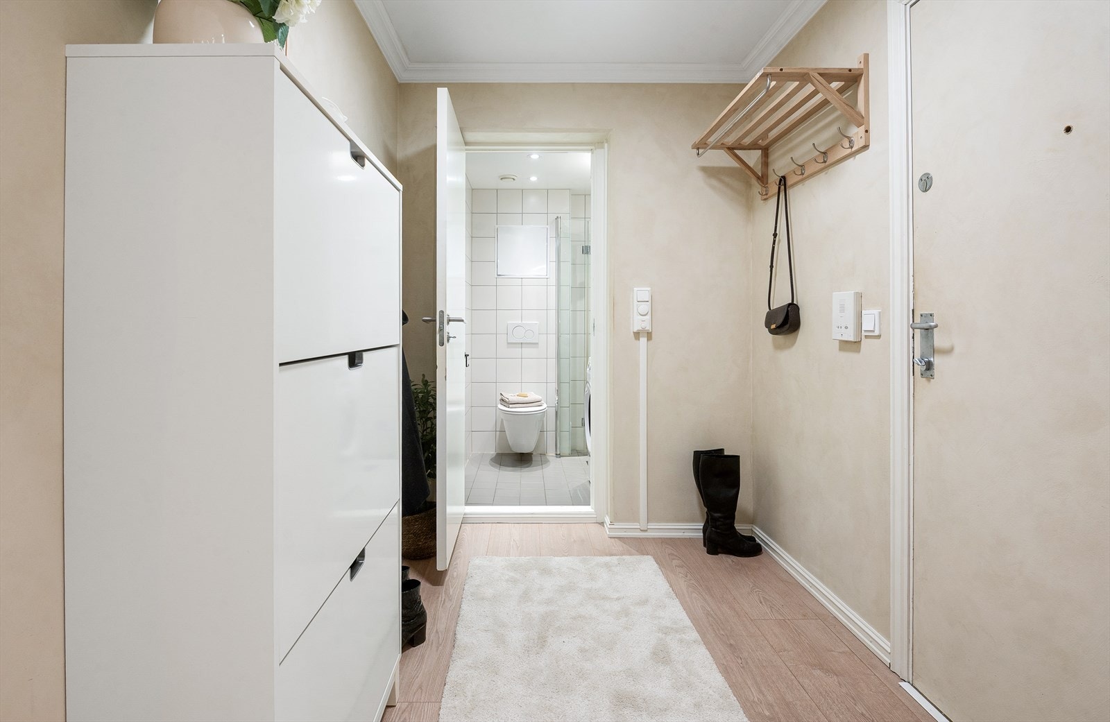 Entréen har plass til oppbevaring og gir adkomst til bad og stue. Galleribilde