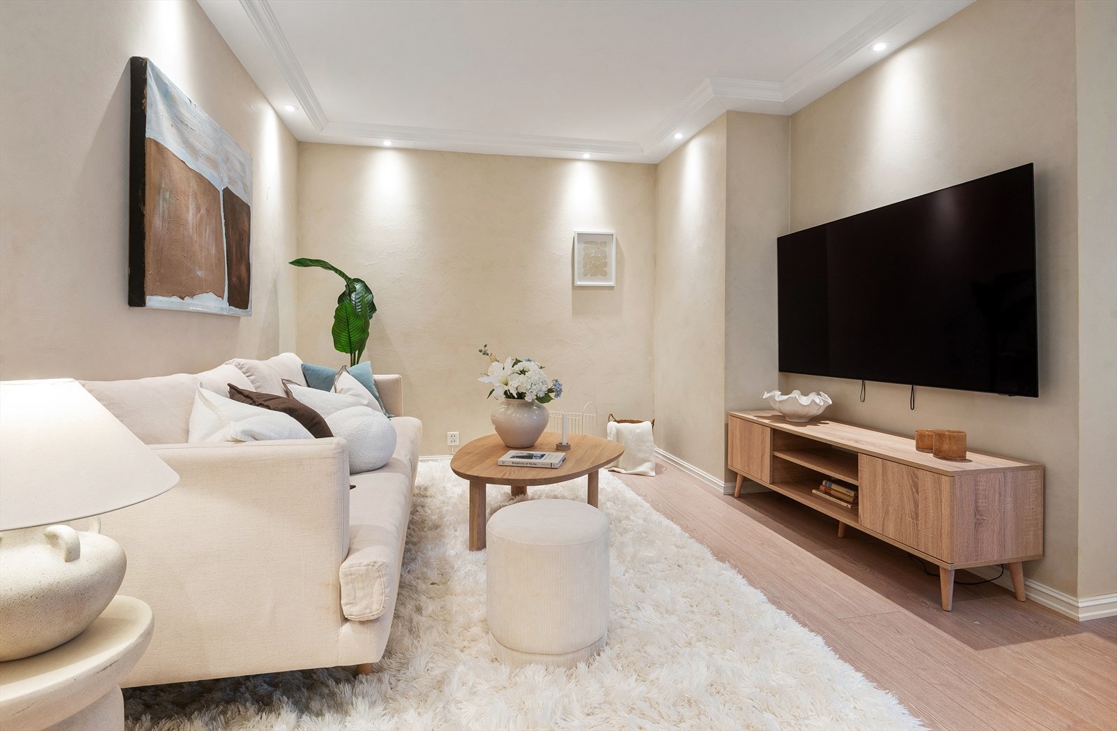 Stuen har god plass til en komfortabel sofagruppe og TV-seksjon. Vær klar over lite daglysinnslipp i stuekroken. Galleribilde