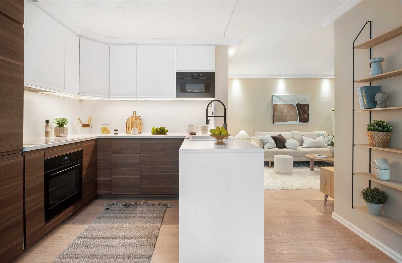 Den gjennomtenkte planløsningen gir en naturlig flyt mellom kjøkken, spiseplass og stue. Galleribilde