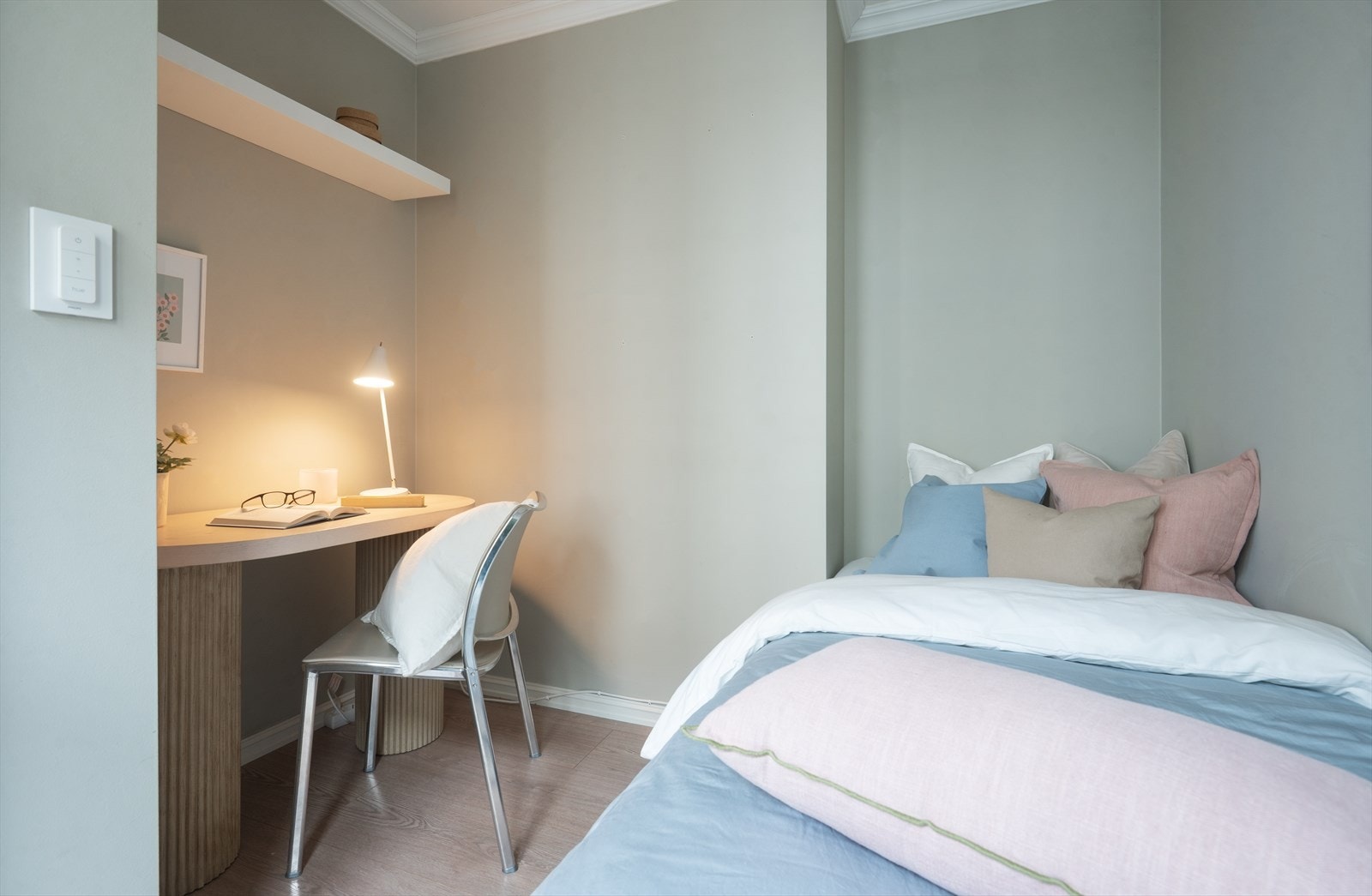 Plass til både seng og en praktisk arbeidsplass. Vær klar over rommets størrelse på 5,59kvm. Galleribilde