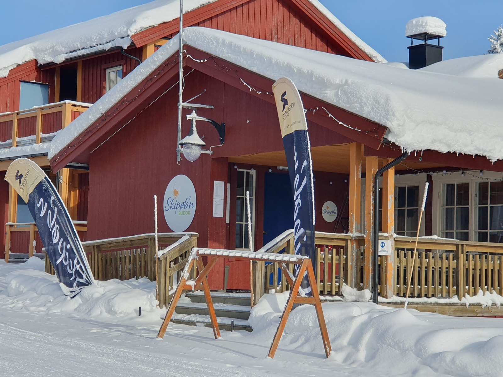 Skipøb'n på Budor, ligger vegg i vegg med gjestegården Galleribilde