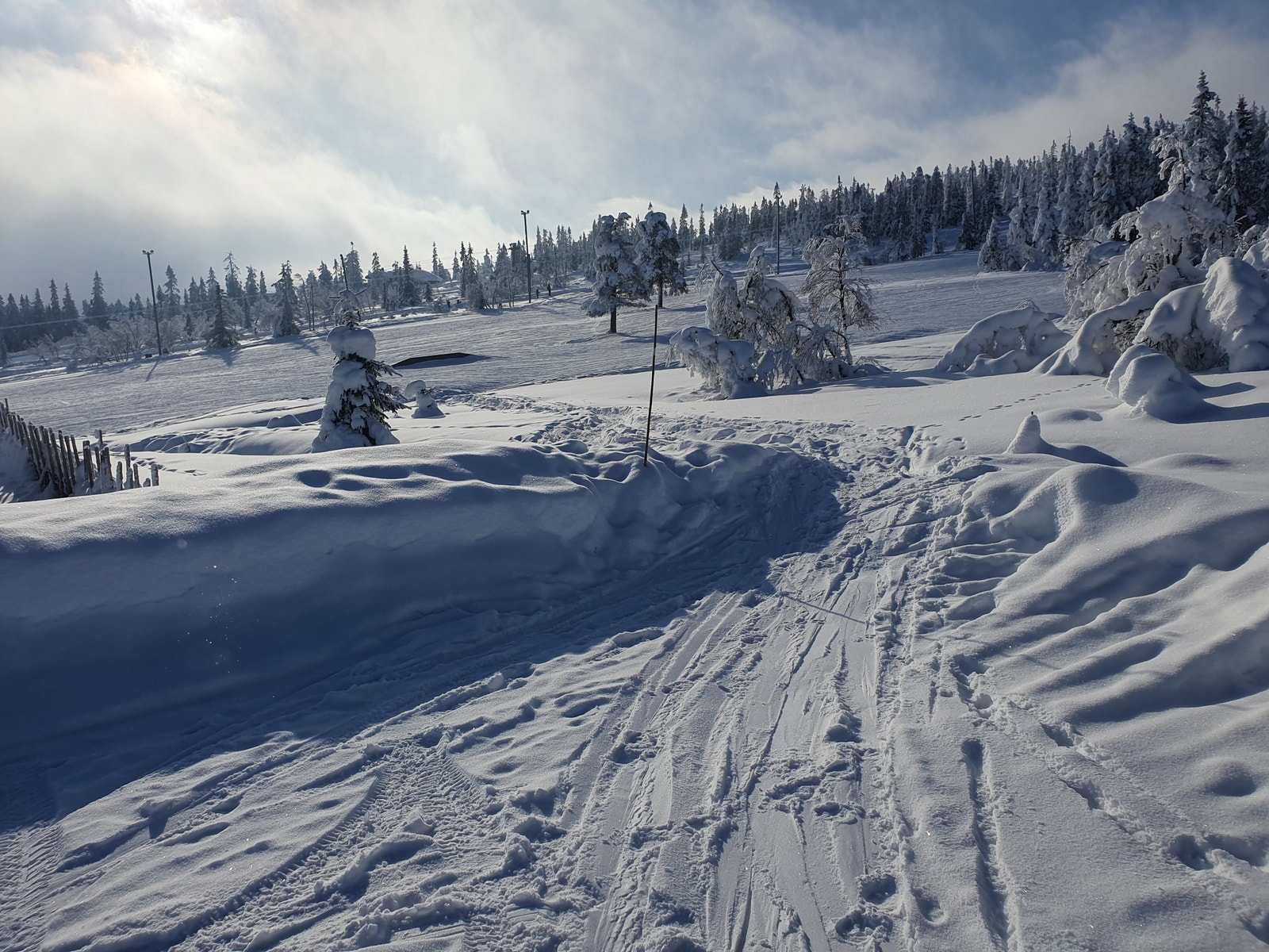 Tomta ligger plassert med tilgang rett ut i alpinbakken. Her er det ski in, ski out. Galleribilde