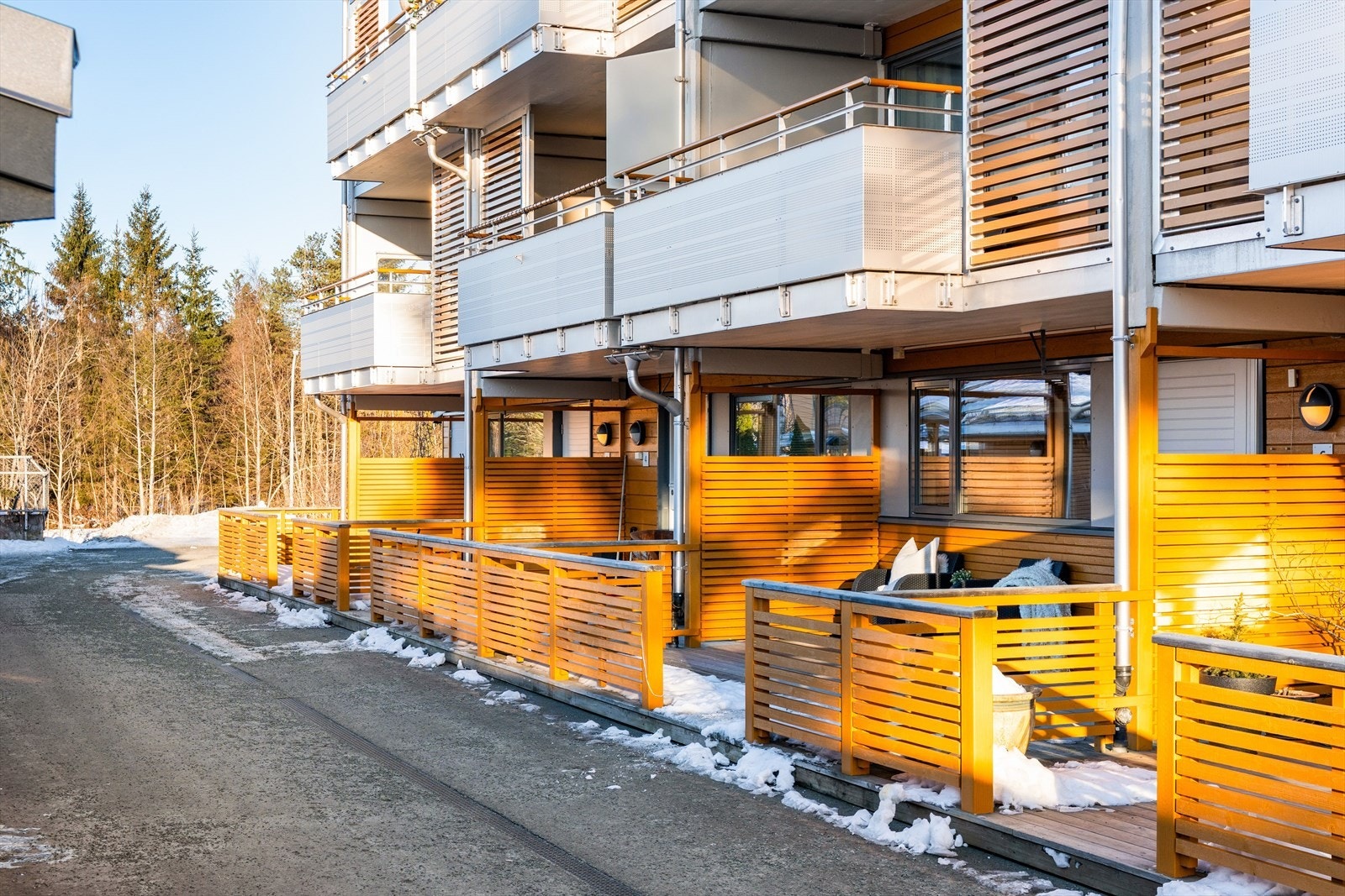 Her bor man i rolige og tilbaketrukkede omgivelser, med trygge og bilfrie internveier og korte avstander til barnehage, skole, butikker og metrobussen. Galleribilde