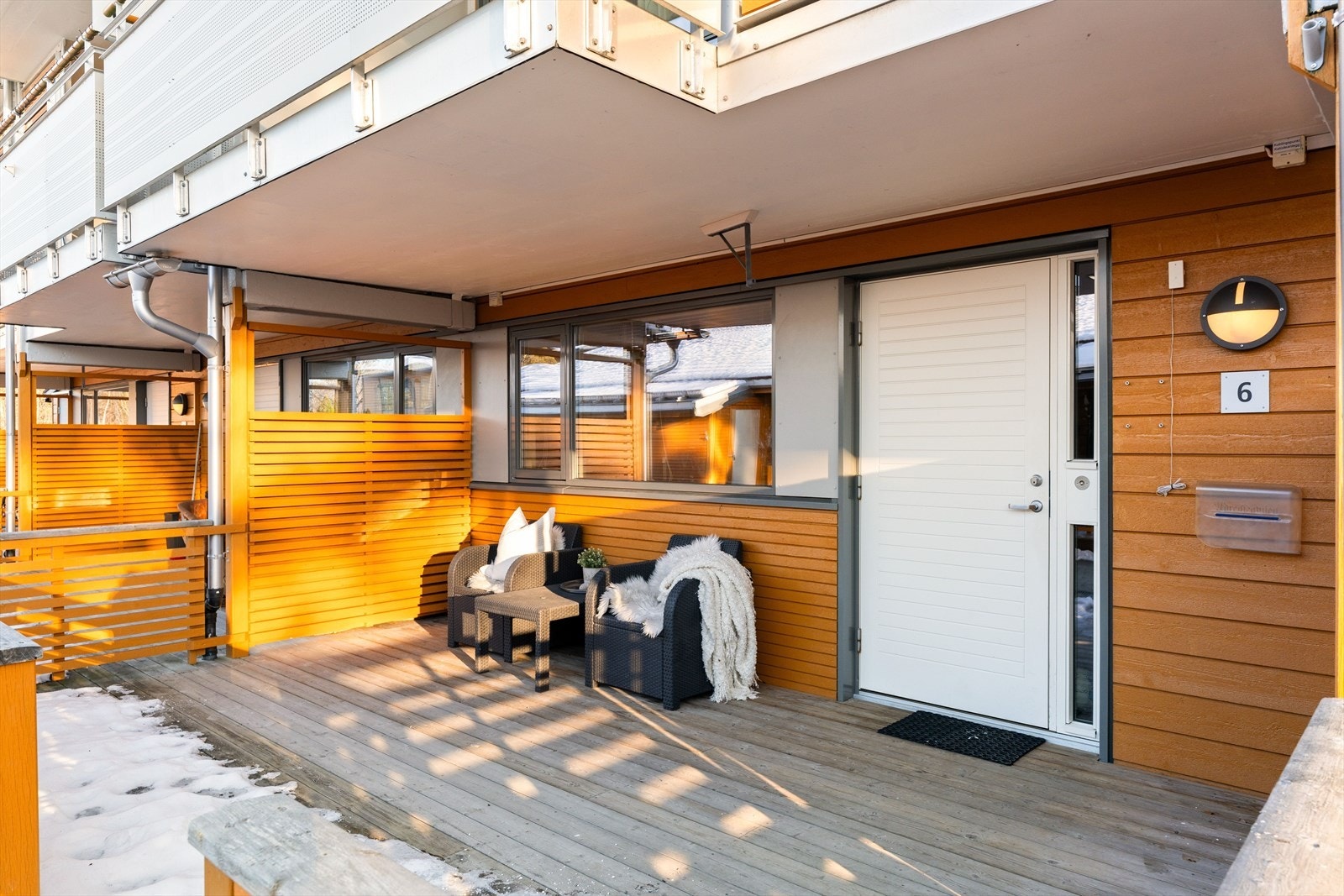 Leiligheten har en attraktiv beliggenhet, med fine uteplasser på begge sider av boligen. Videre så er det en innholdsrik leilighet som går over tre plan. La oss ta turen inn! Galleribilde