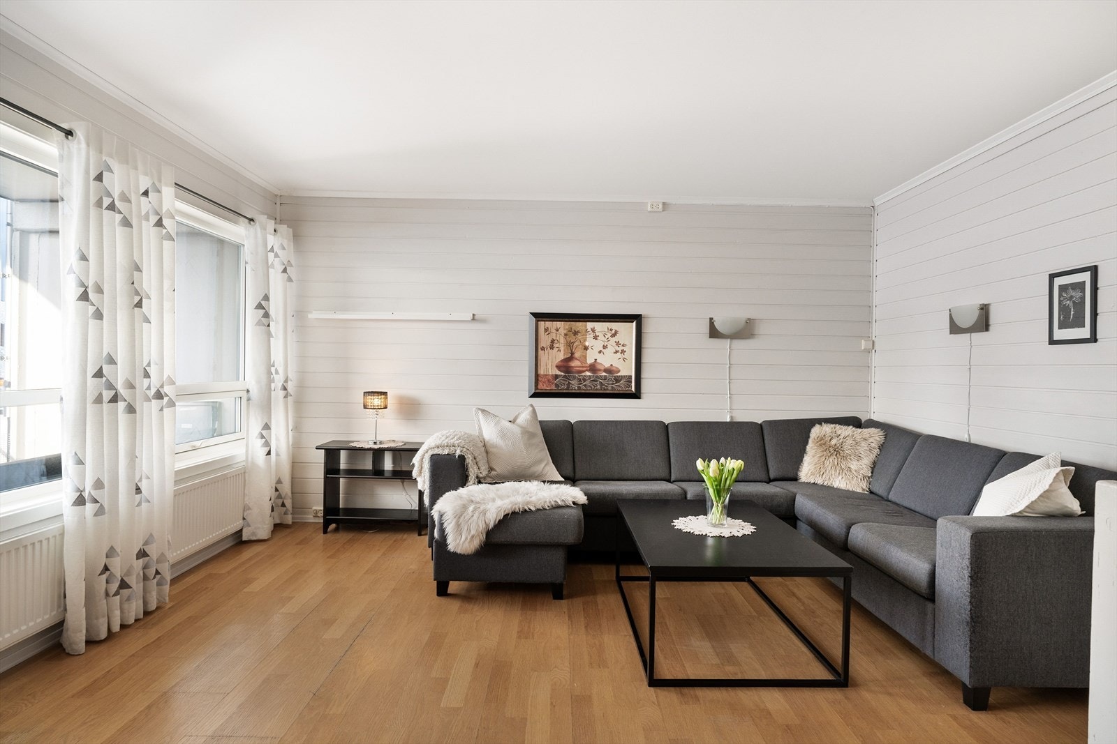 Borettslaget har felles avtale med Telenor som leverandør av TV- og bredbåndstjenester. Dette er inkludert i de månedlige felleskostnadene, sammen med bl.a. oppvarming og varmtvann, renter og avdrag, parkering og renhold. Galleribilde