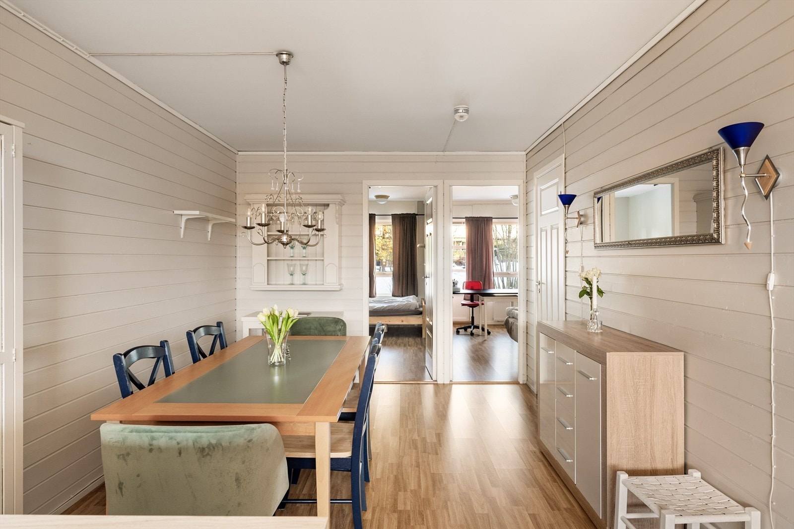 Tiden vi tilbringer sammen er den mest dyrebare vi har. Derfor er det særdeles godt med et romslig kjøkken og en spisestue hvor man får plass til nære og kjære. Galleribilde