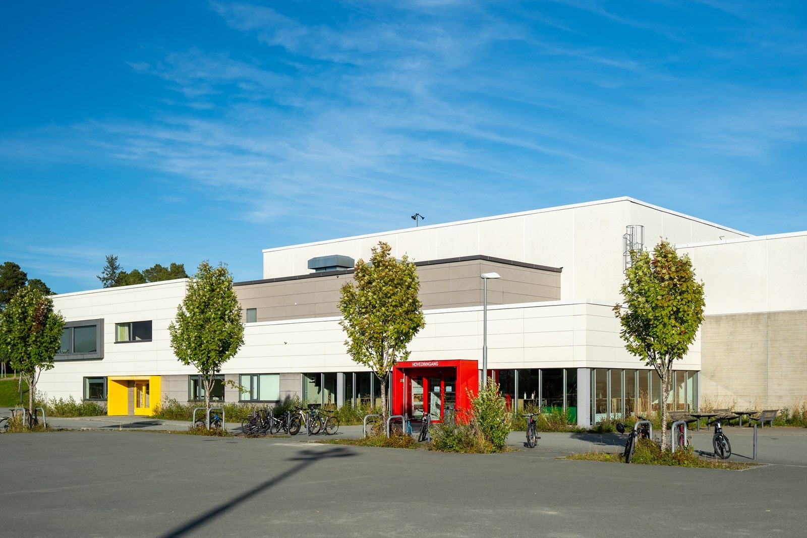 Det finnes flere barnehager i området. Barneskolen og ungdomsskolen nås trygt gjennom internveier, eller en kort kjøretur. I tilknytning til skolen er det lekeplasser, fotballbaner og idrettstilbud for alle aldre. Galleribilde