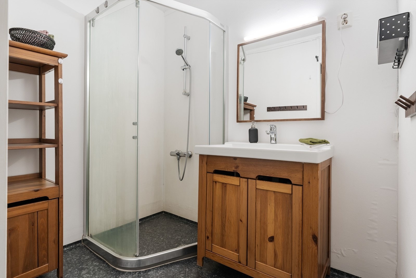 Badet har malte overflater og våtromsbelegg på gulv. Selger informerer om nytt gulvbelegg og sluk i 2022. Galleribilde