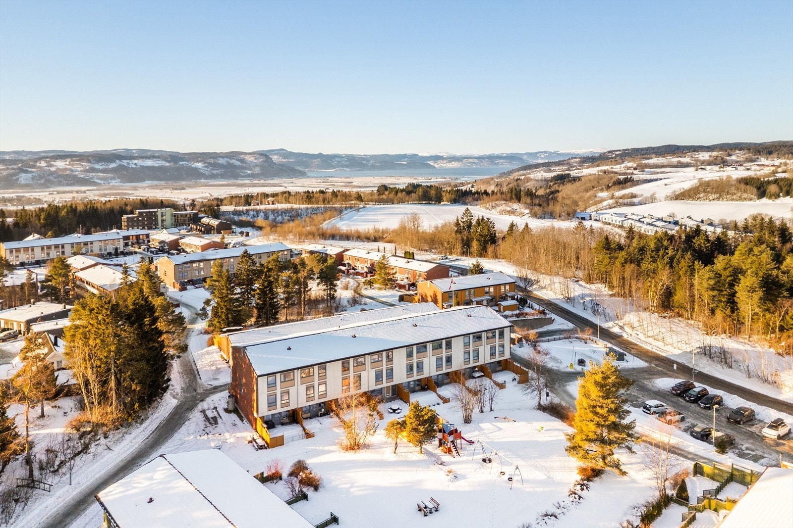 Leiligheten er en del av Skjetlein borettslag. Her medfølger det fast parkeringsplass i oppvarmet garasjeanlegg med elbillader, og hvor det aller meste er inkludert i de månedlige felleskostnadene. Galleribilde