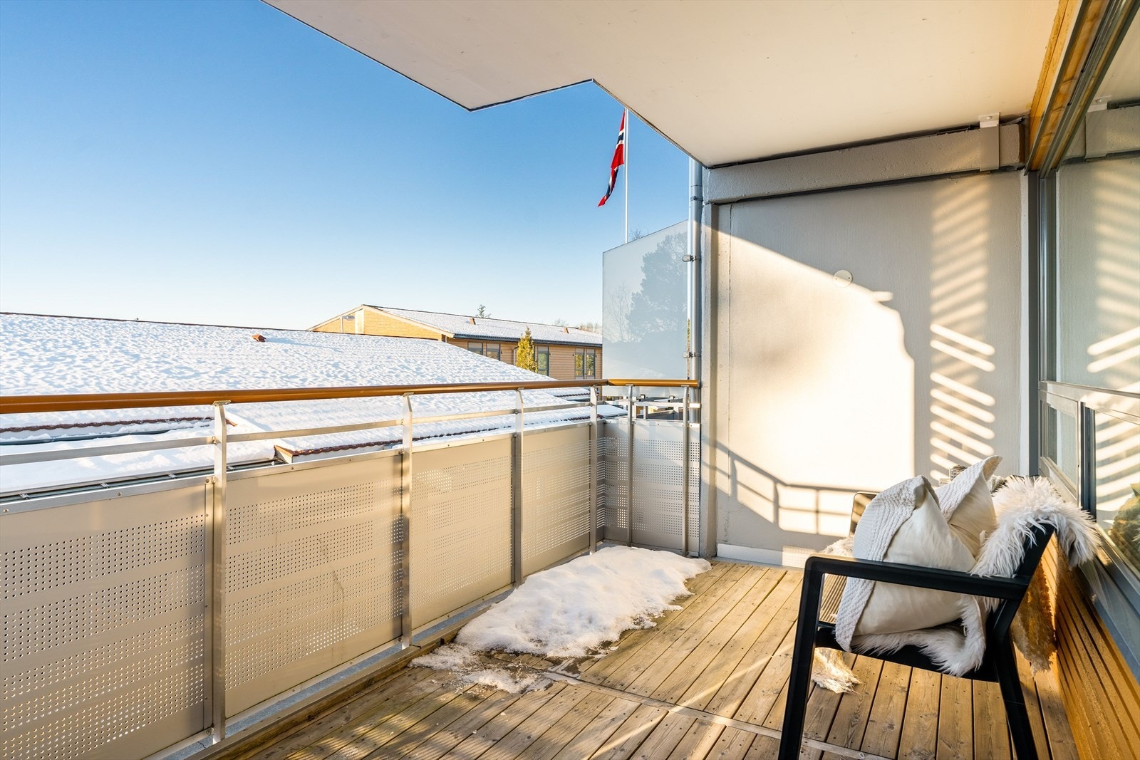 Ute på balkongen kan man nyte sene sommerkvelder. Galleribilde