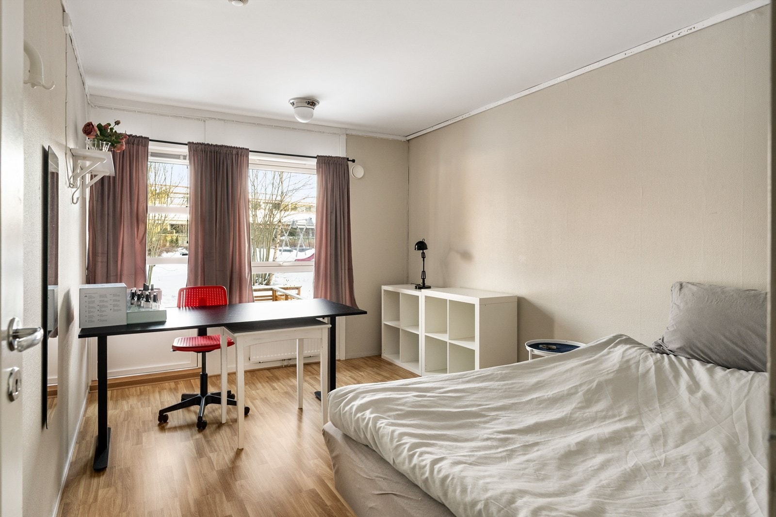 Det største soverommet måler 12,6 kvm. Et godt soverom med plass til dobbelseng, nattbord og garderobeskap. Fra soverommet har man utgang til en nordvendt hage og borettslagets fellesområder. Galleribilde