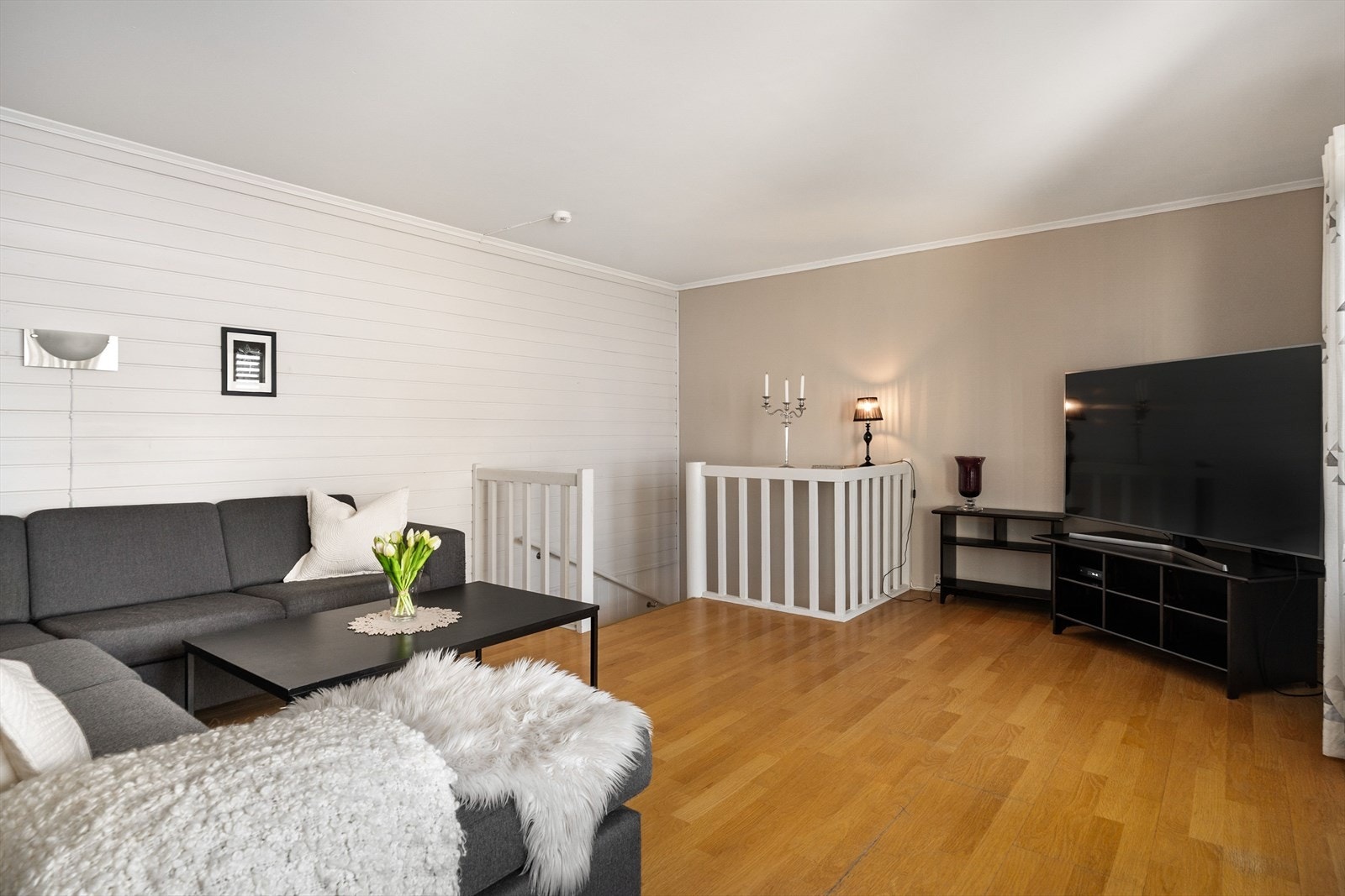 I leilighetens øverste etasje finner man en romslig stue og en sørvendt balkong som kan by på svært gode solforhold. Galleribilde