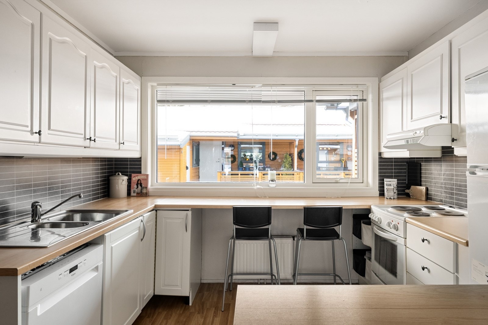 Kjøkkenet er av god størrelse og en U-formet løsning gir både godt med arbeidsplass og mye lagring. Her har man alle muligheter åpne for å skape sitt drømmekjøkken. Galleribilde