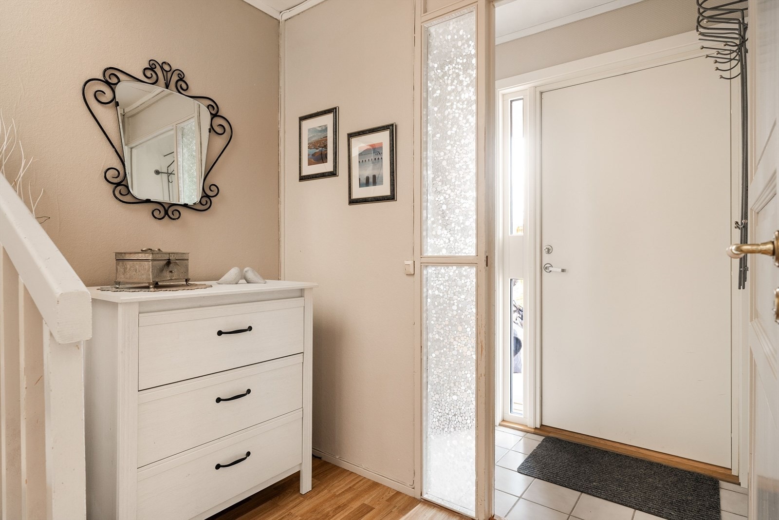 En praktisk gang med mulighet for ytterligere lagring. Galleribilde