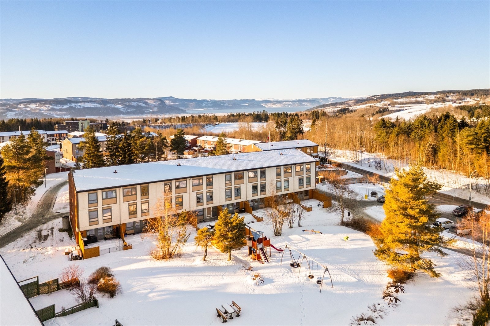 Borettslaget er opparbeidet med flere lekeplasser, grøntområder og trygge internveier. Trygg ferdsel for de minste! Galleribilde