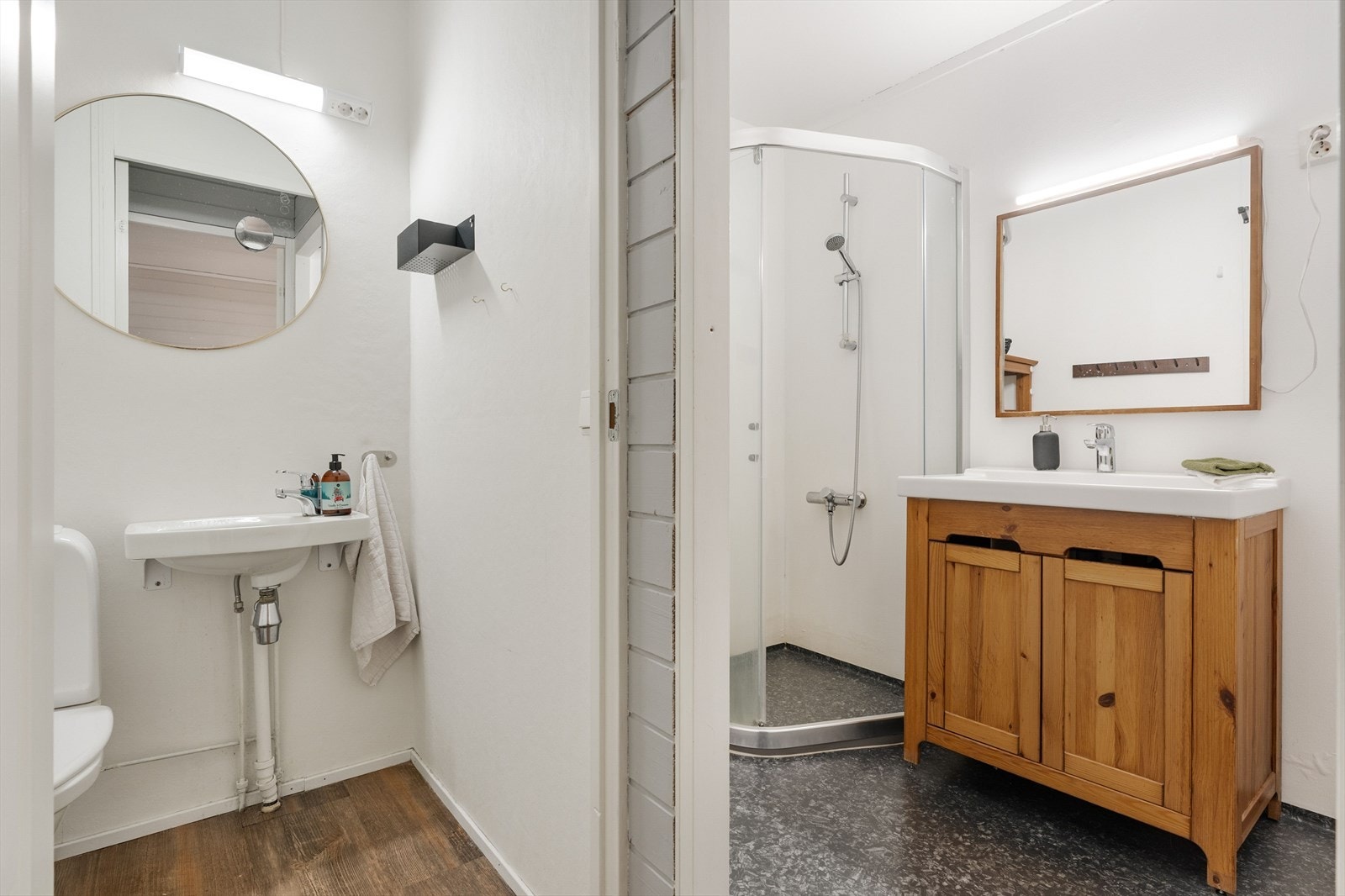 Leiligheten har et separat toalett og et romslig baderom. Praktisk om morgenen når det er flere i huset som skal gjøre seg klare. Galleribilde