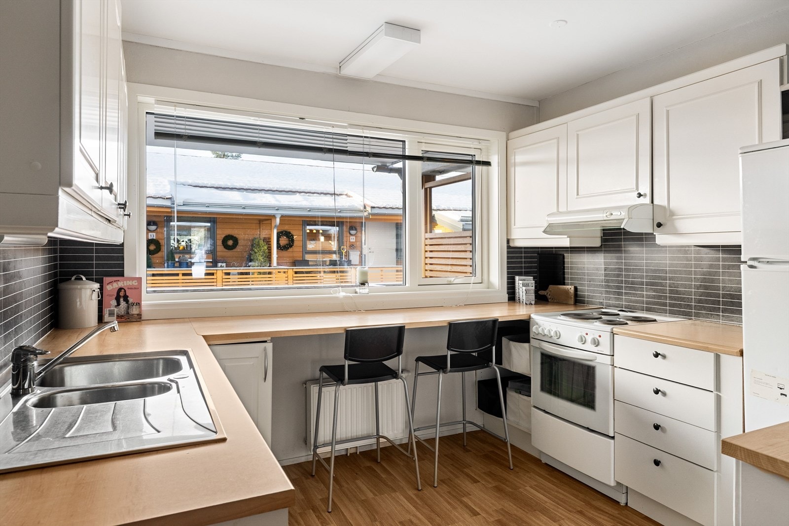 Kjøkkenet er svært funksjonelt og inneholder komfyr, frittstående kjøleskap og oppvaskmaskin. Galleribilde