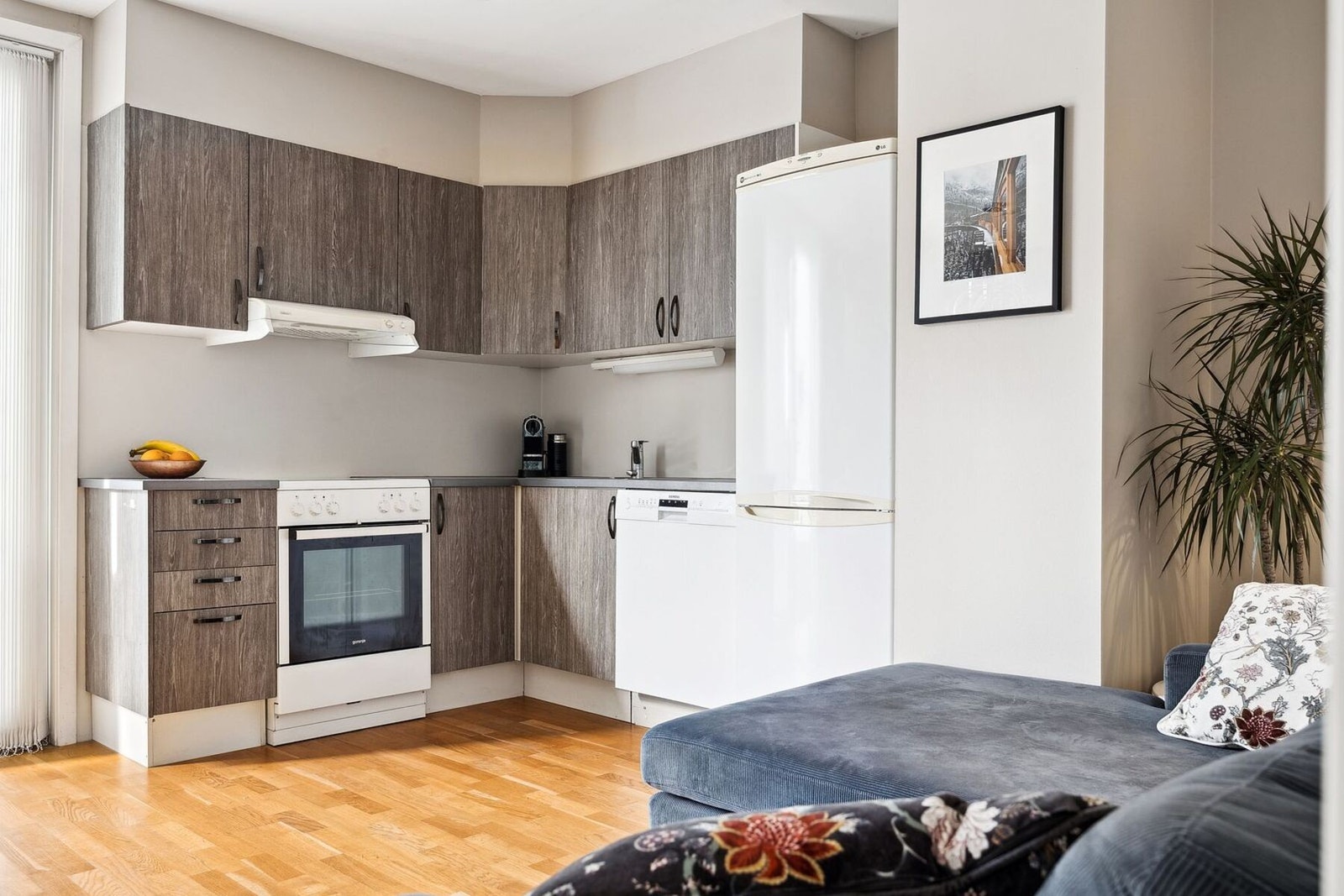 Kjøkkenet byr på smarte oppbevaringsløsninger og rikelig med benkeplass, som gir både funksjonalitet og god arbeidsflyt. Galleribilde