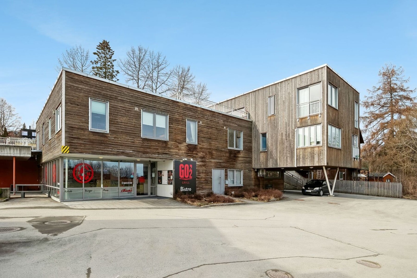 Bygget er et kombinert bolig- og forretningseiendom, med næringslokaler i underetasjen og bolig i den øvre delen. Galleribilde