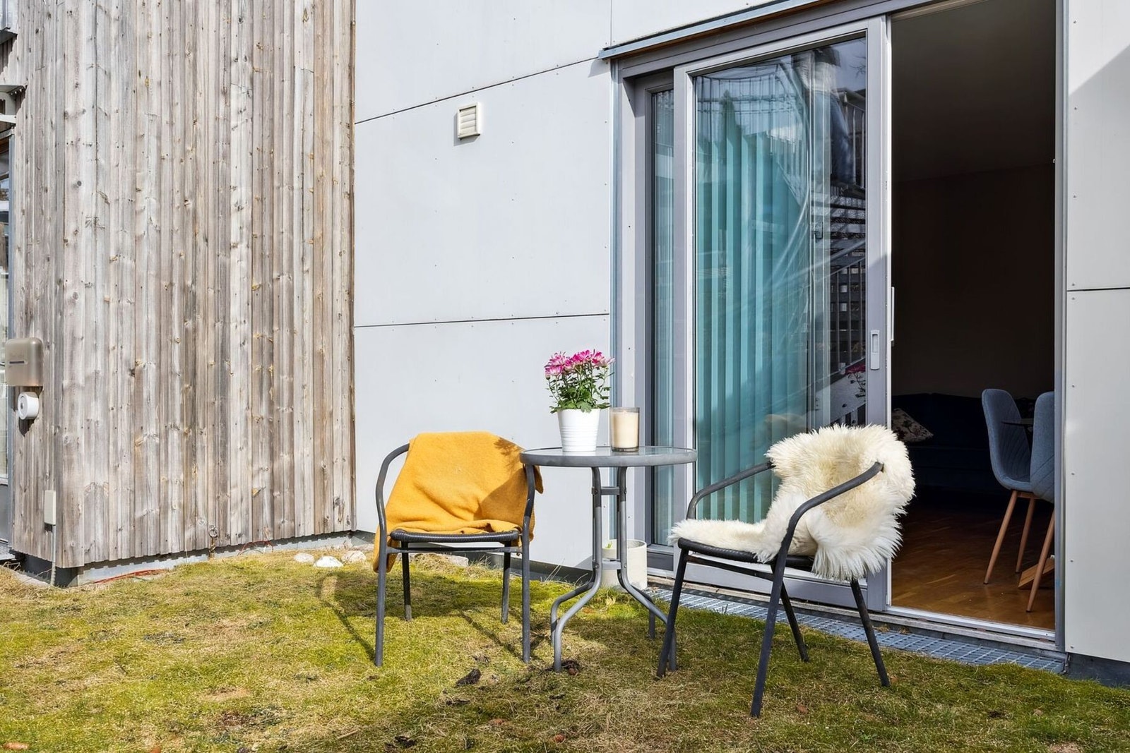 Fra østsiden får du sol til cirka kl. 12, mens vestsiden nyter sol fra rundt kl. 13 til kl. 20-21 om sommeren. Galleribilde