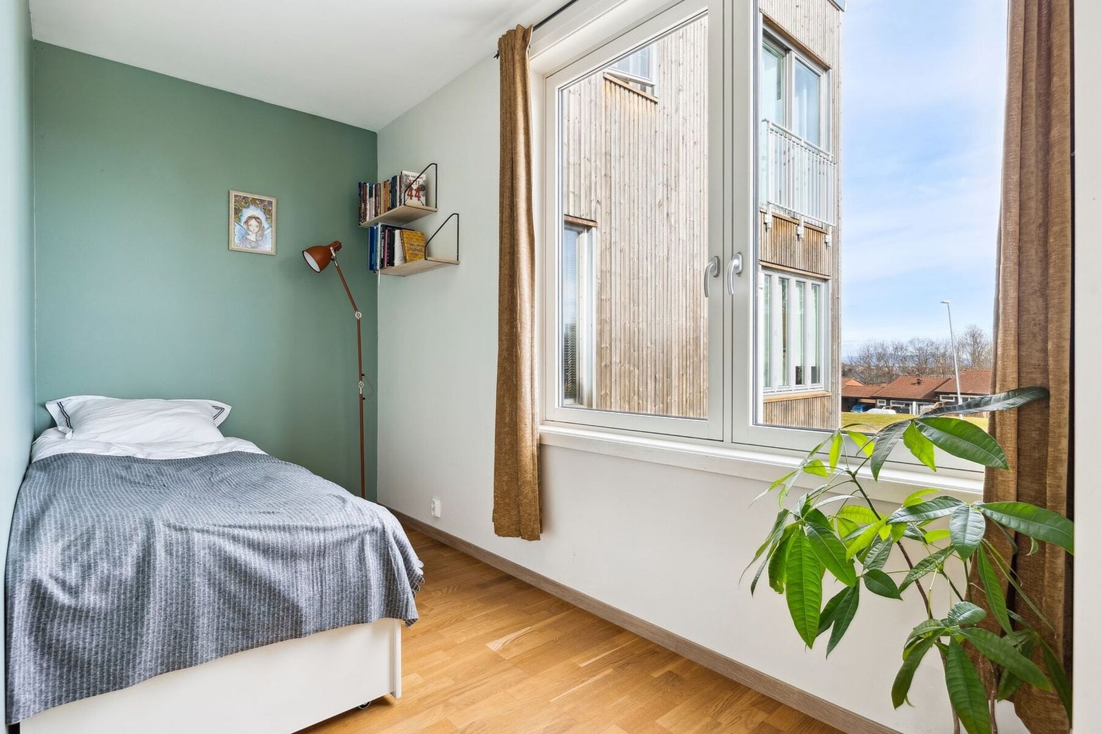 Soverom 2 på 7,5 kvm tilbyr godt med plass og egner seg utmerket som et koselig gjesterom. Galleribilde