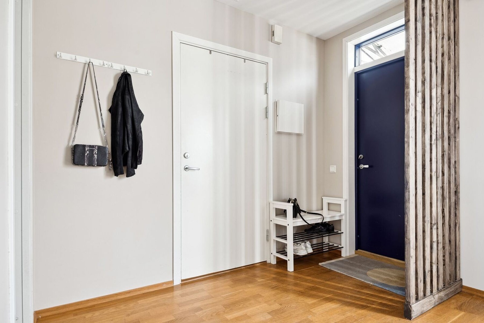 Velkommen inn til et hyggelig og innbydende inngangsparti. Galleribilde