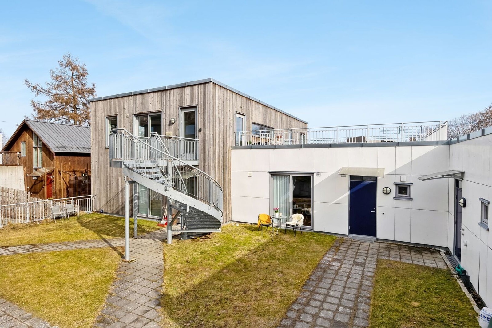 Her har du mulighten til å sikre deg denne flotte 3-roms leilighet med gjennomgående standard sentralt på Byåsen, med egen garasjeplass. Galleribilde