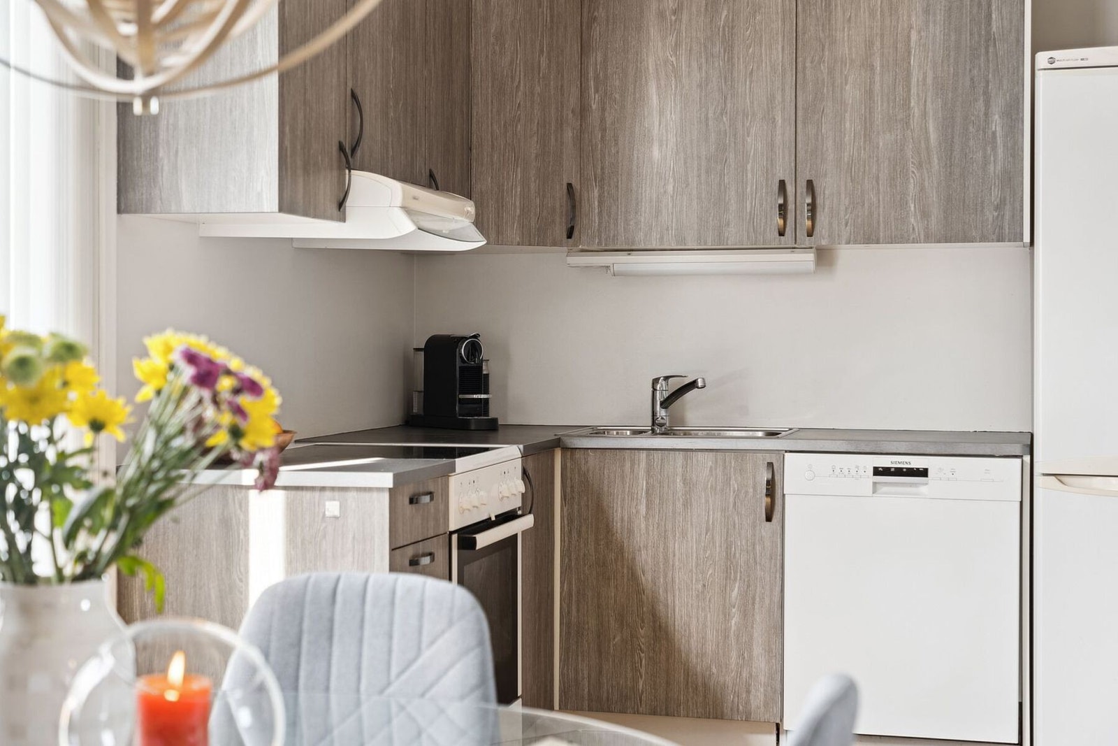 Kjøkkenet er innredet med stilrene gråtoner, som gir et helhetlig og moderne uttrykk. Galleribilde