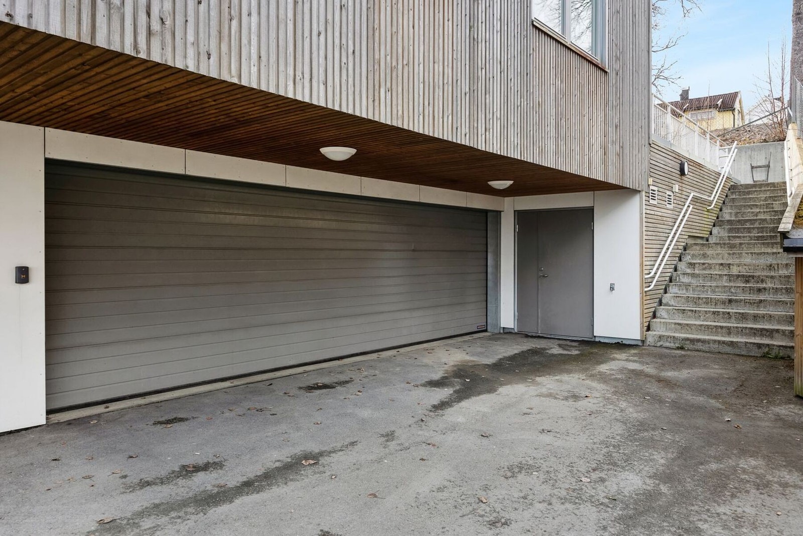 Leiligheten har fast p-plass i garasje med mulighet til å etableres el-bil lader. Itillegg har borettslaget gjeste parkering for 4 biler. Galleribilde