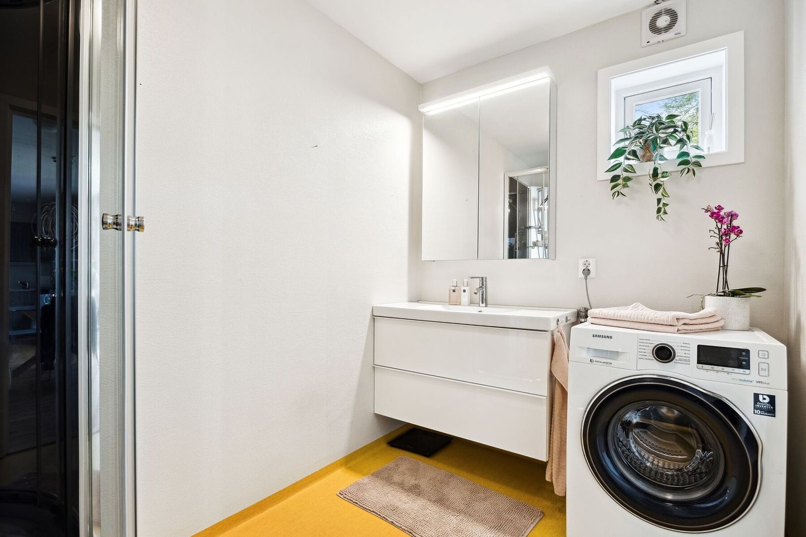 Badet er utstyrt med behgaglig gulvvarme, vegghengt servant og speilskap med overlys. Galleribilde