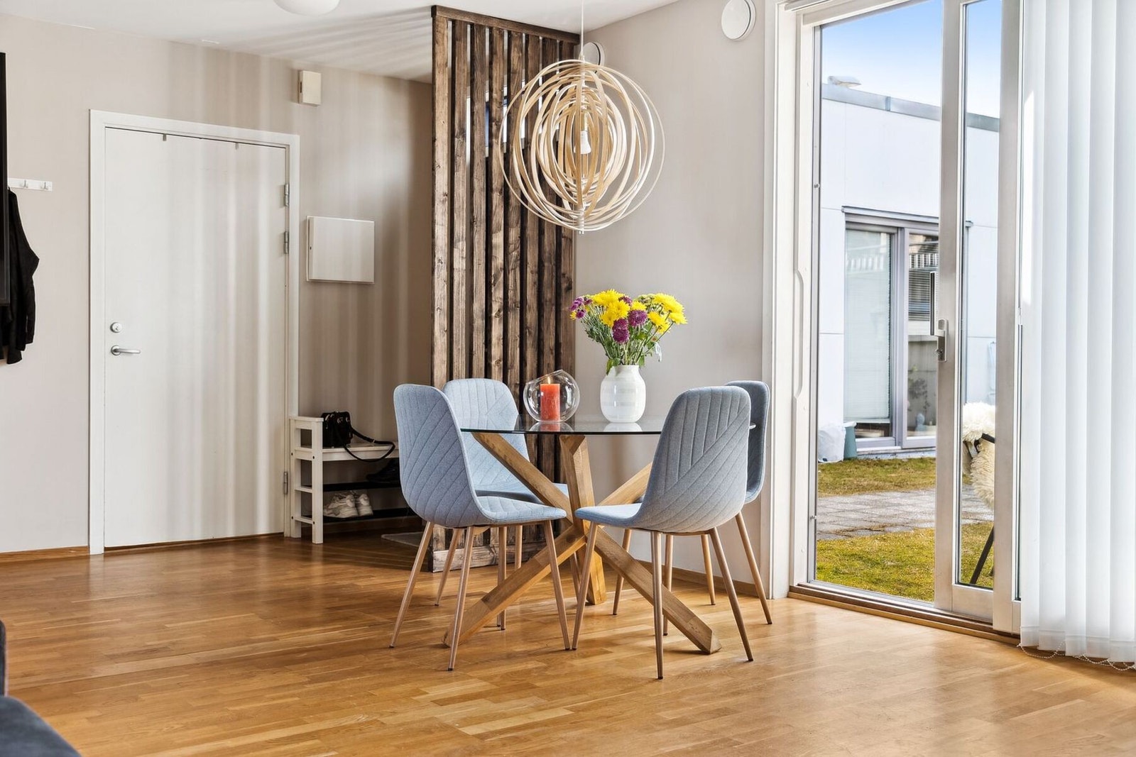 Her kan du åpne terrassedørene og slippe inn frisk luft, samtidig som du nyter varmen fra sola på en deilig vårdag. Galleribilde