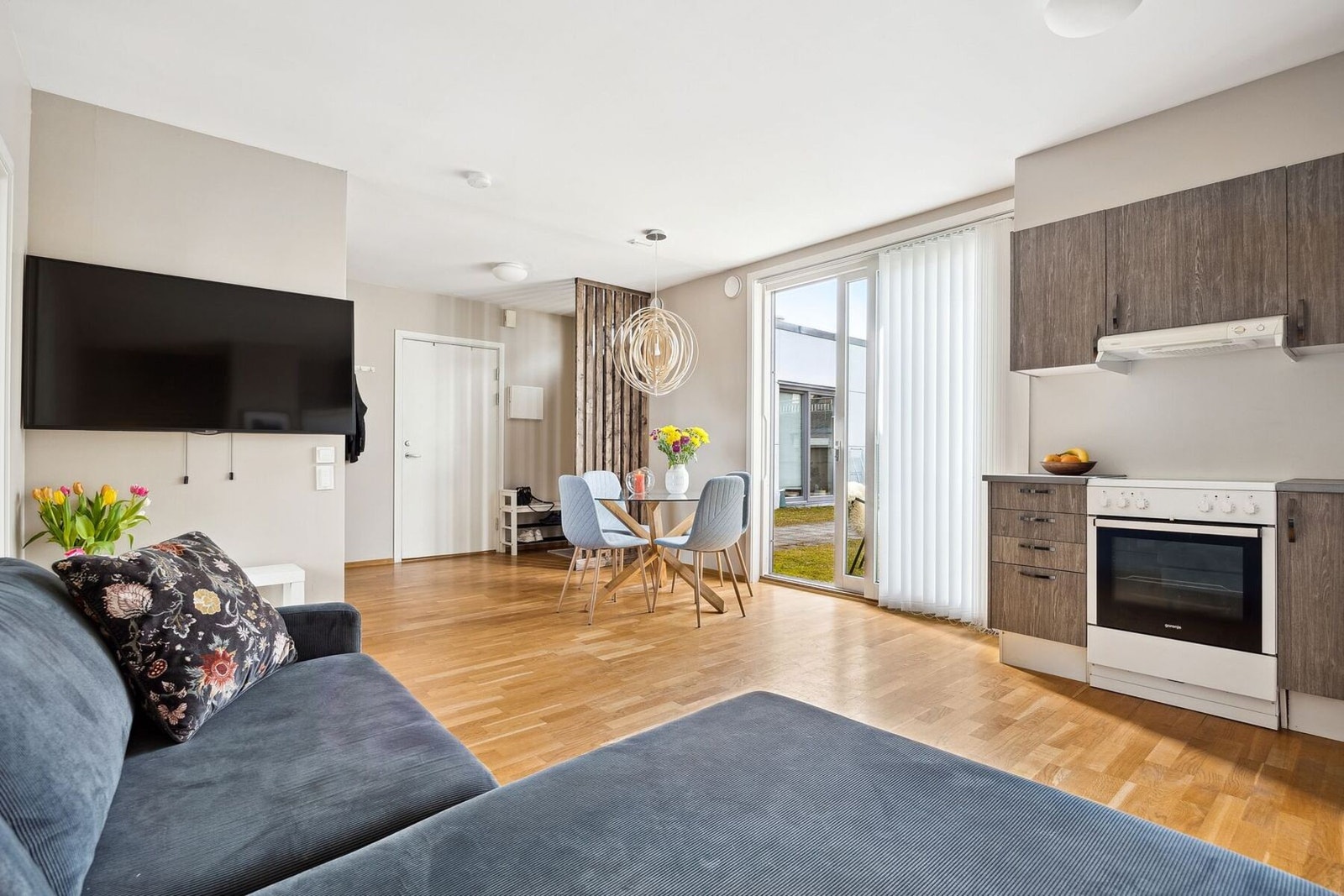 Det er satt opp en lettvegg i stuearealet for å skape et ekstra soverom, noe som gir en mer fleksibel og praktisk romløsning. Galleribilde