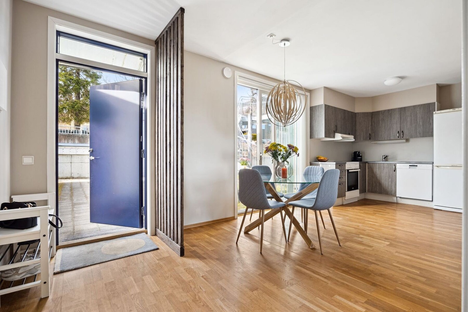 Leilighet er i en høy 1.etasje og byr på åpen kjøkken og stue løsning, to soverom, bad, bod, egen garasjeplass, samt en felles takterrasse. Galleribilde