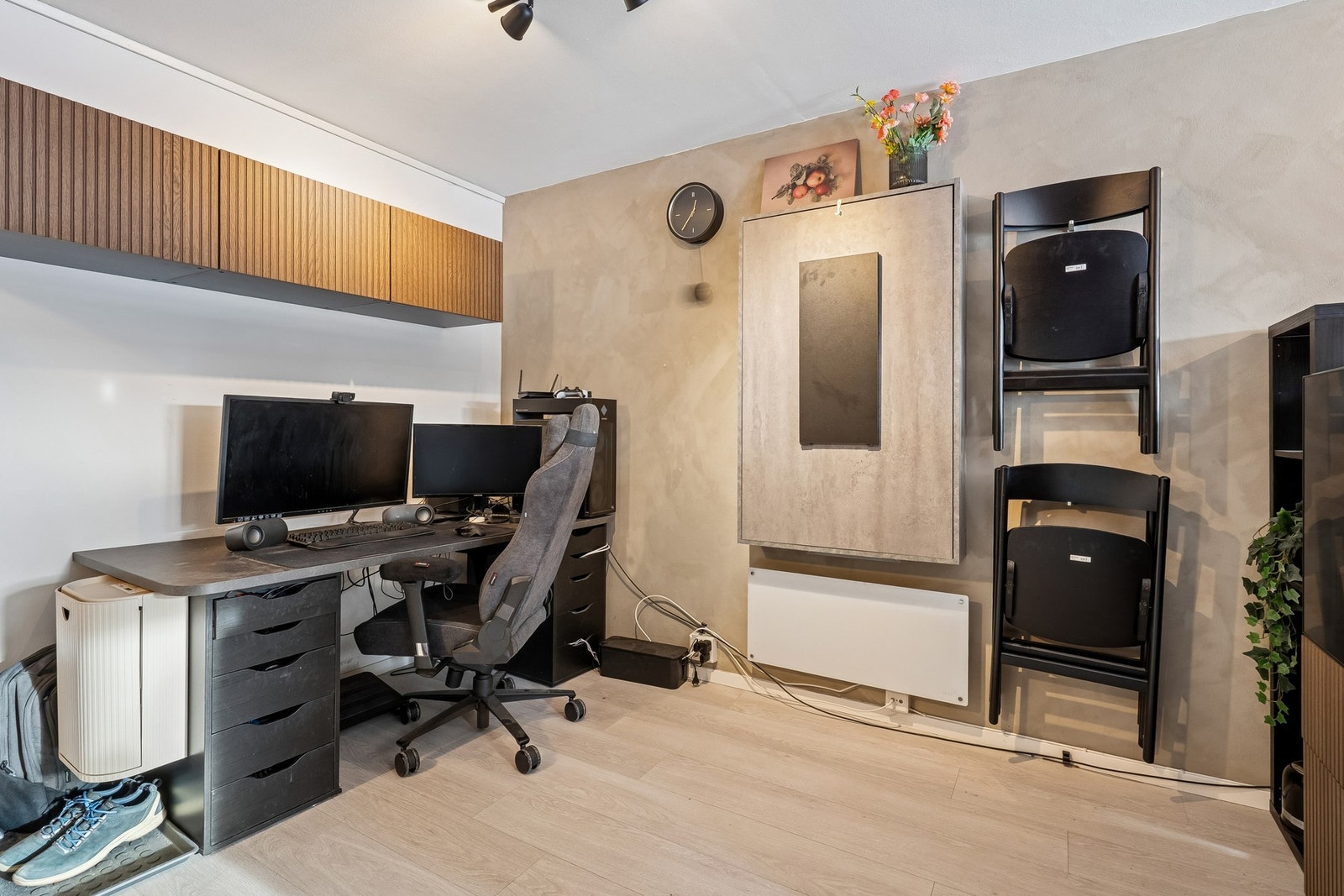 Plass til ulike bord og sittegrupper, perfekt for sosiale sammenkomster med venner og familie. Galleribilde