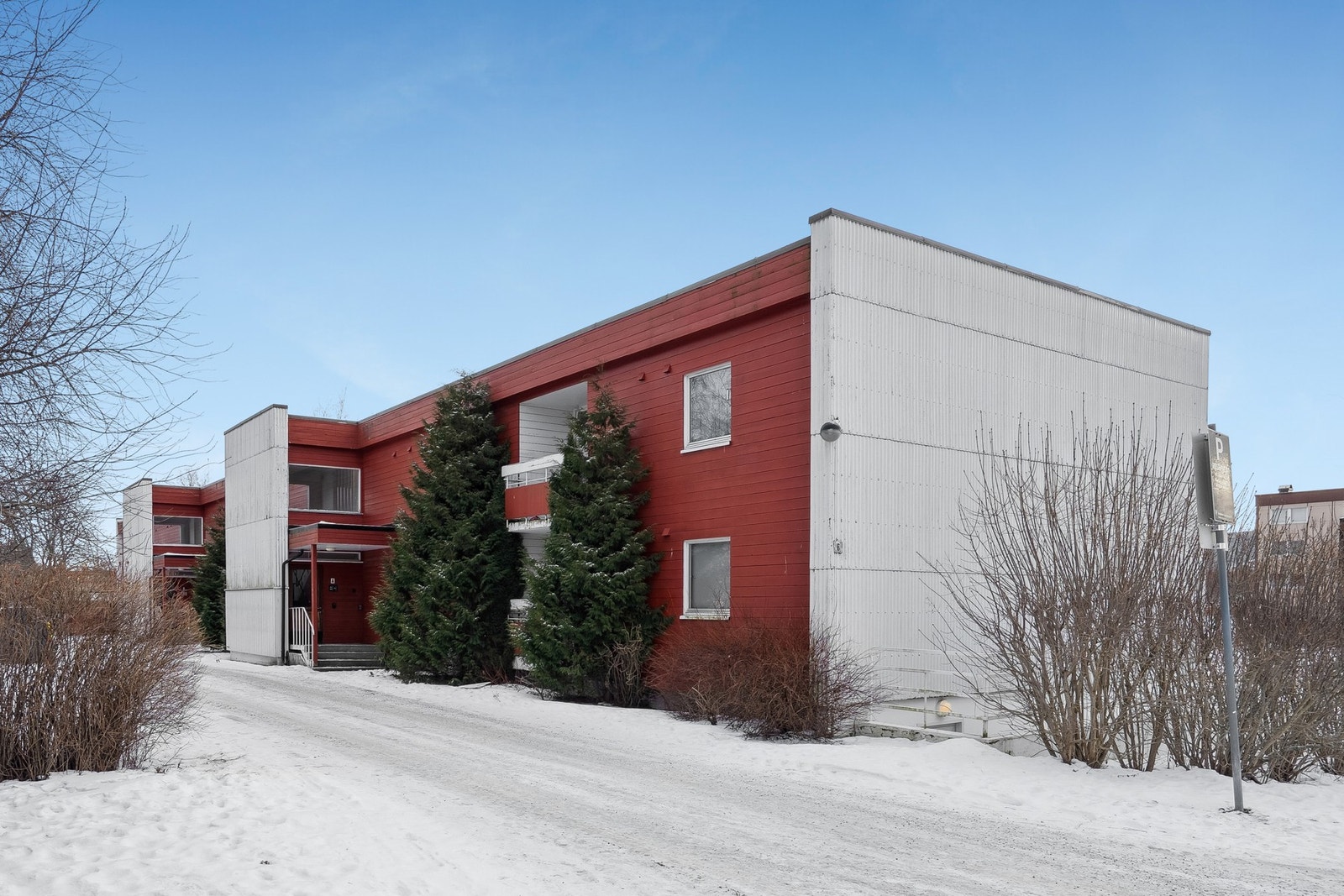 Boligen ligger i et meget barnevennlig og attraktivt boligområde på Tyholt i Trondheim, ca. 3 km fra Trondheim sentrum. Galleribilde