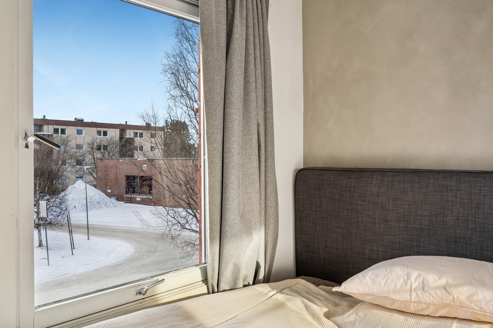 Meget attraktiv beliggenhet med kort vei til et godt utvalg av serveringssteder, treningssenter og matbutikk. Galleribilde