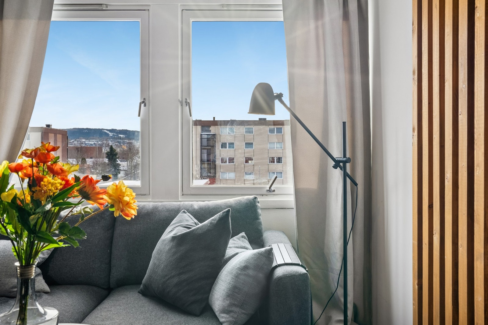 Leiligheten byr på store vindusflater som slipper inn rikelig med naturlig lysinnslipp. Galleribilde