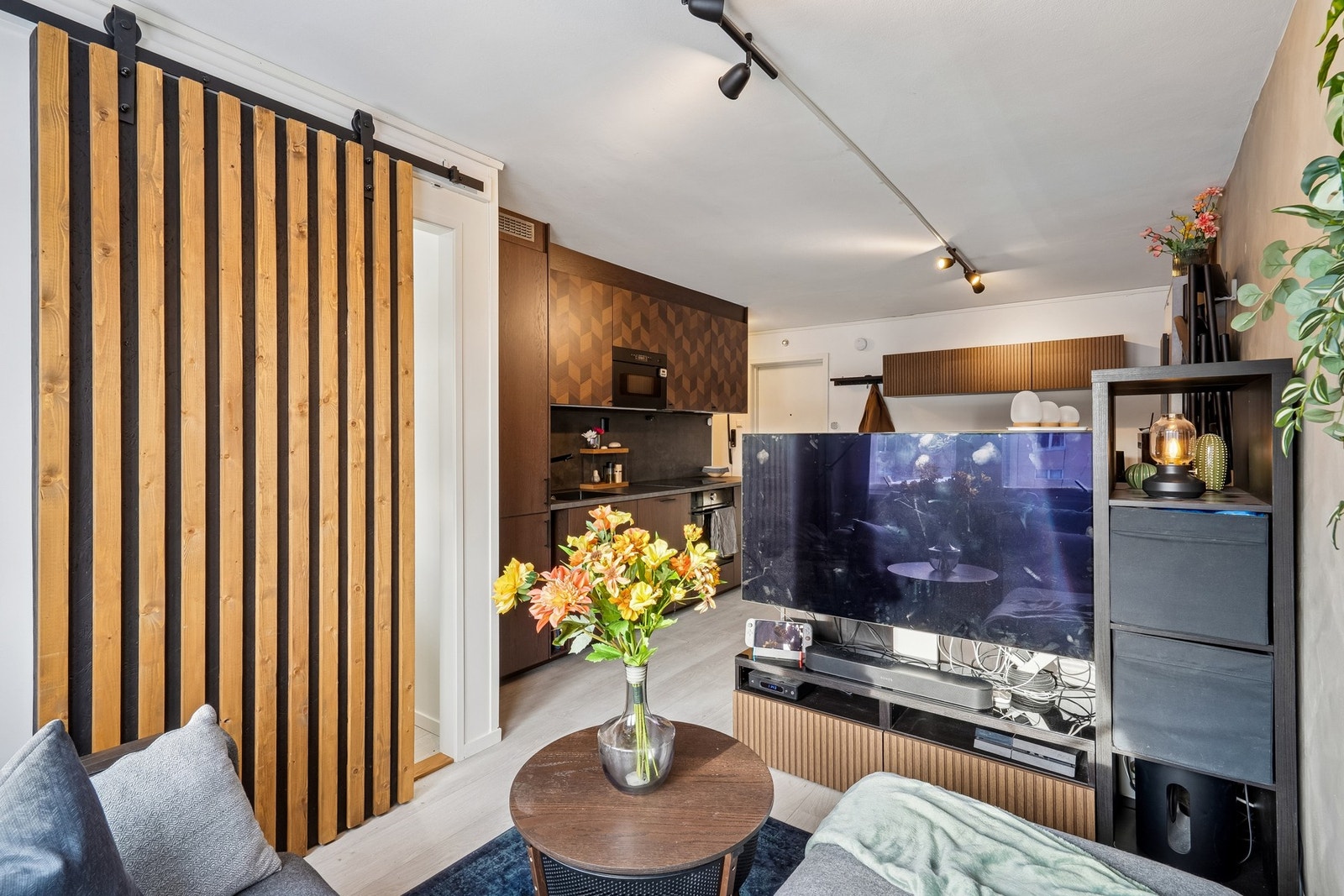 Kreativ og moderne skyvedørsløsning inn til soverom. Galleribilde