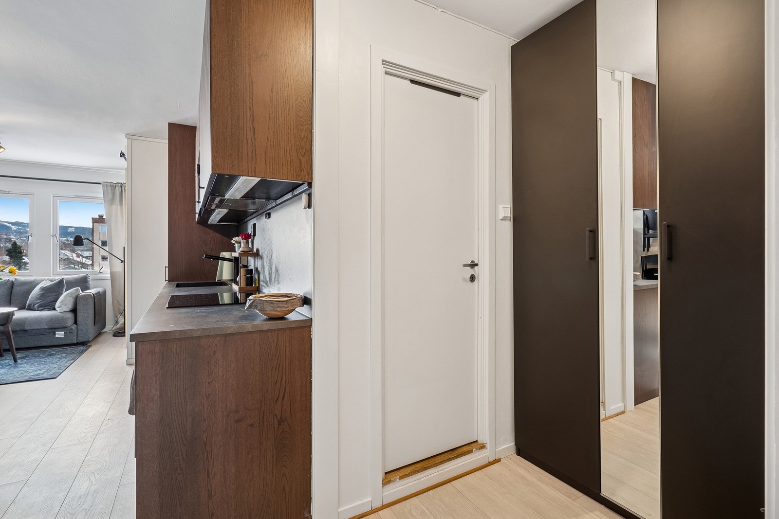 Plass til oppbevaring og oppheng av yttertøy. Galleribilde