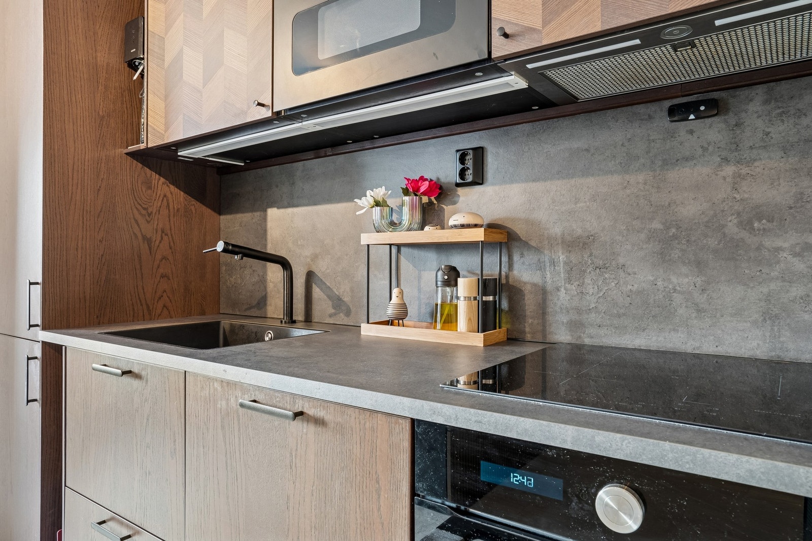 Kjøkkenet har integrerte hvitevarer som platetopp, stekeovn, kjøle/fryseskap, mikrobølgeovn og oppvaskmaskin. Galleribilde