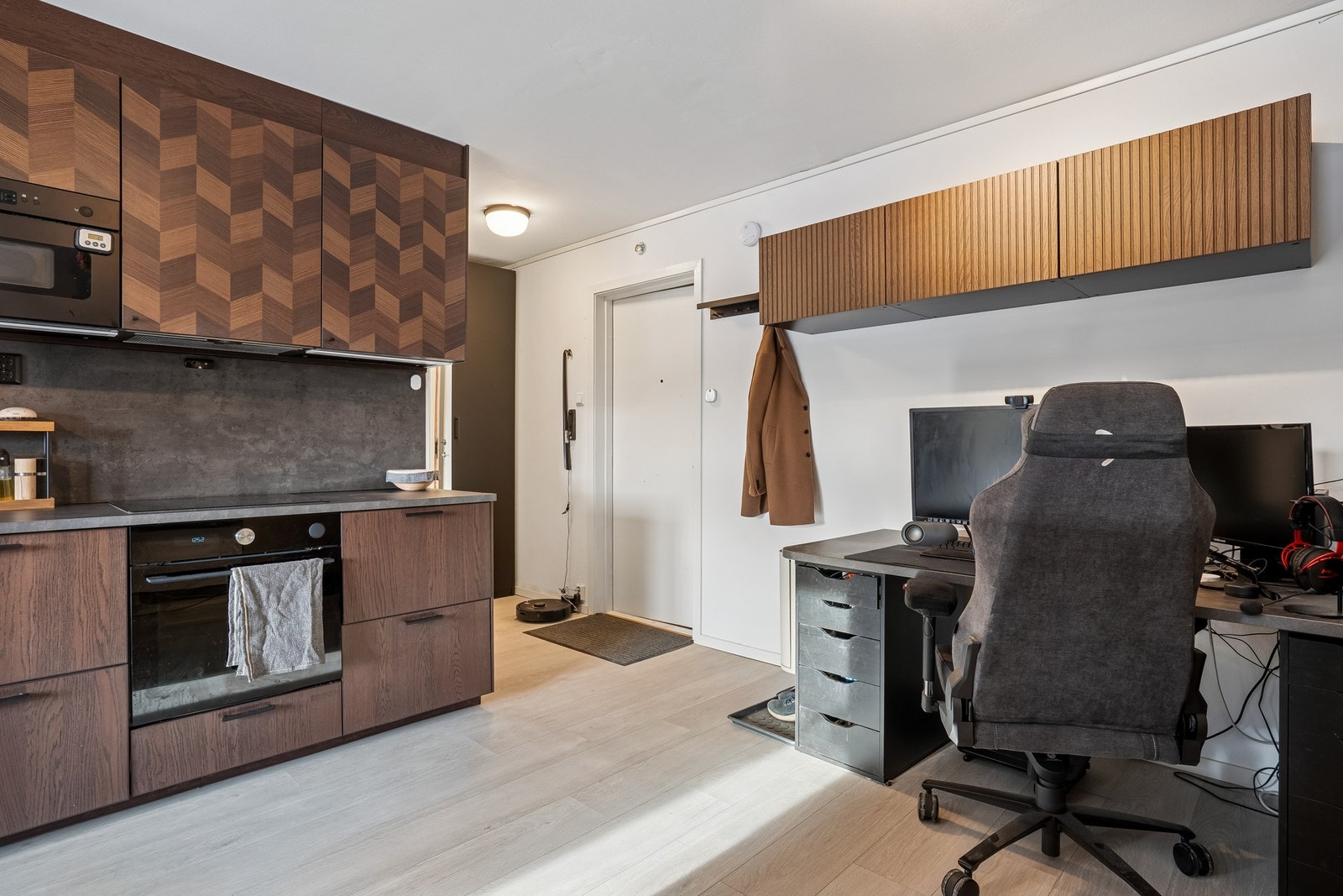 Fra inngangspartiet er det en fin og åpen overgang mot stue og kjøkken. Galleribilde