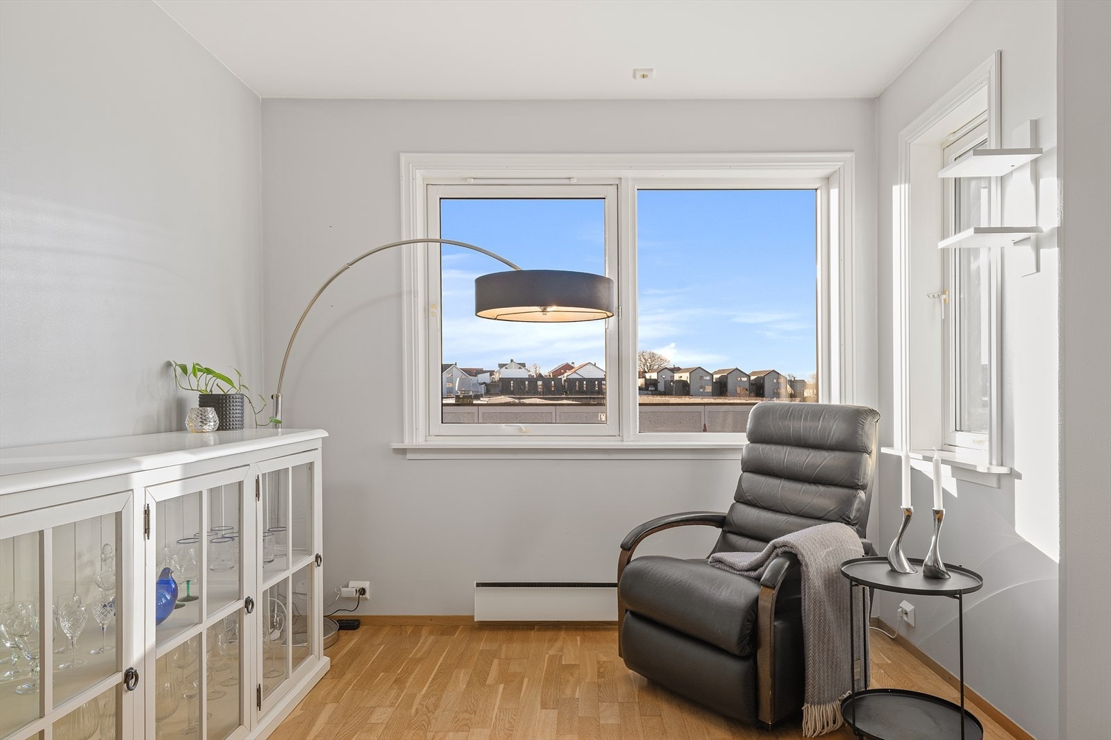 Lys lesekrok i stue. Galleribilde