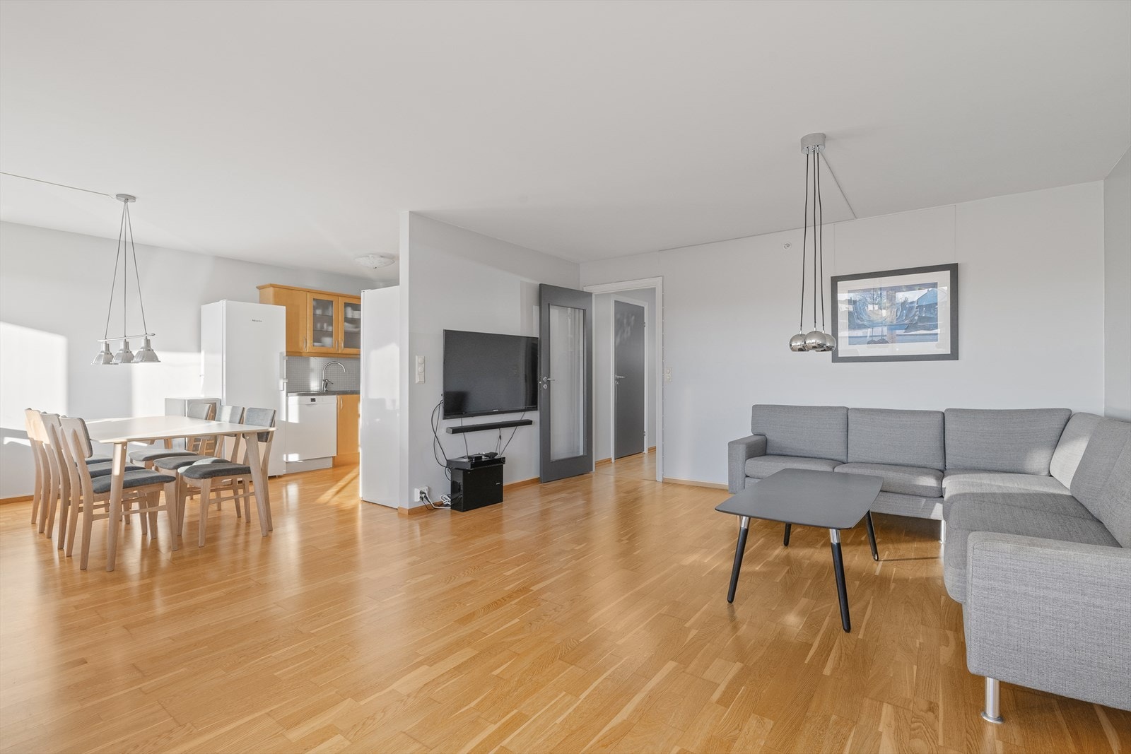 Stue og kjøkken har en praktisk og smart løsning. Galleribilde