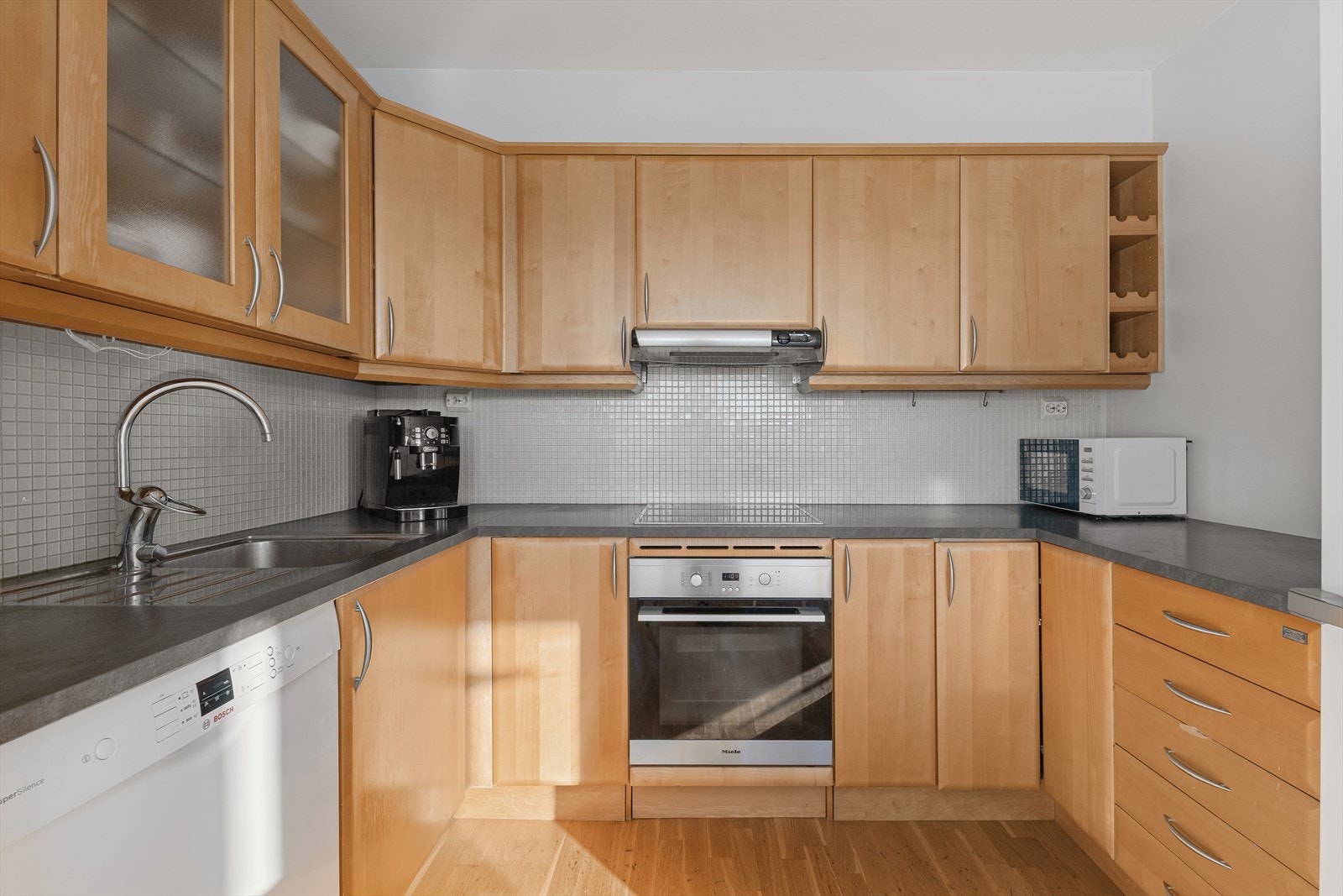 God skap- og benkeplass. Galleribilde