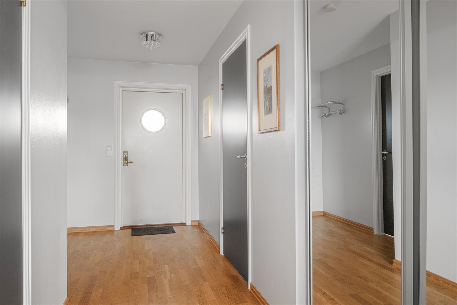 Entre med skyvedørsgarderobe. Galleribilde