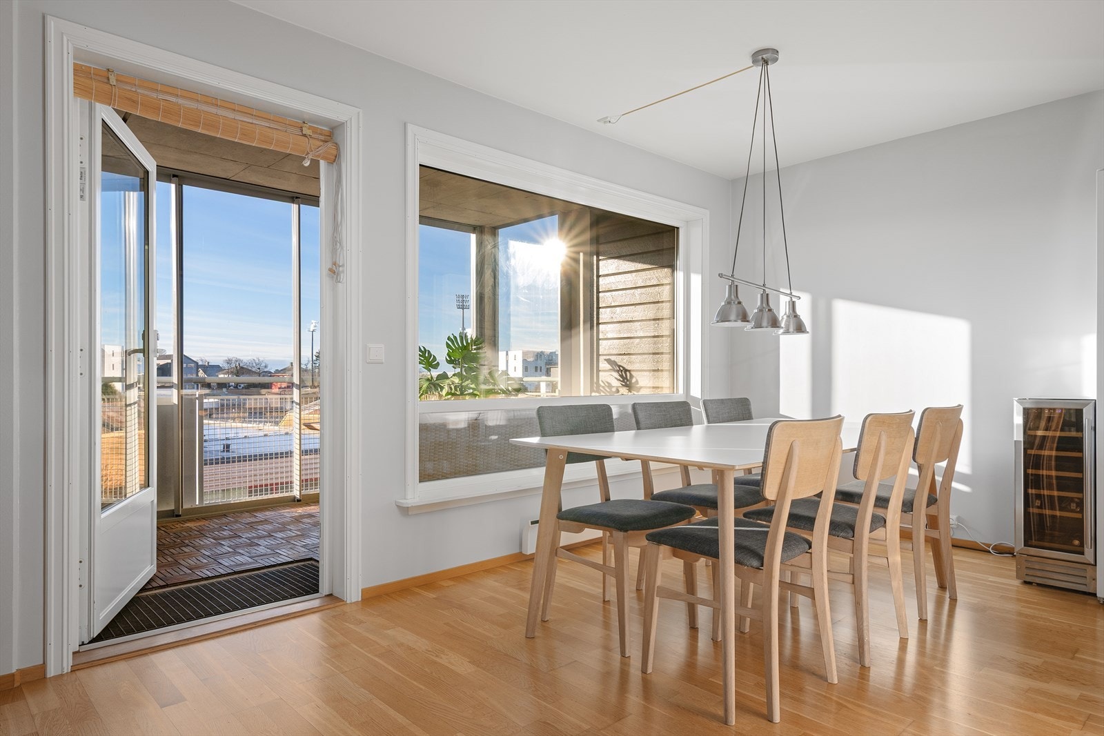 Store vindusflater gir mye dagslys inn i rommet. Galleribilde